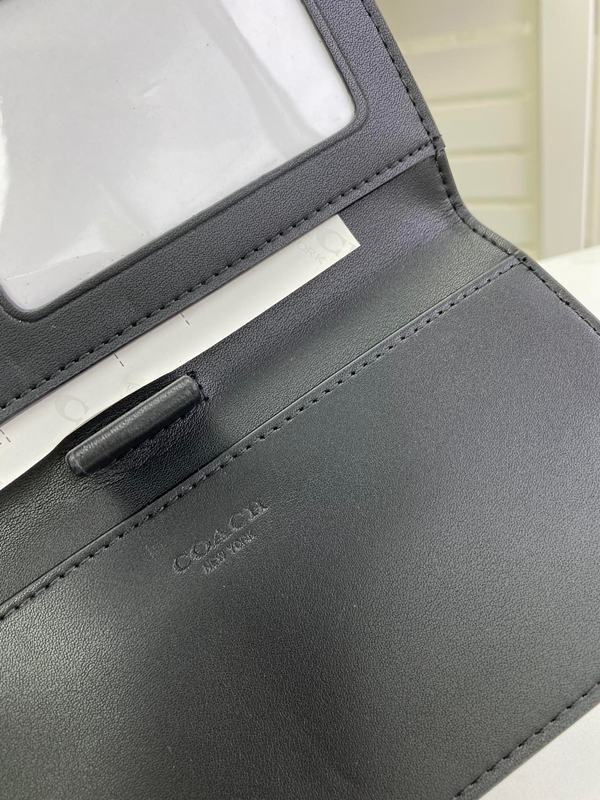 コーチ財布着用イメージ